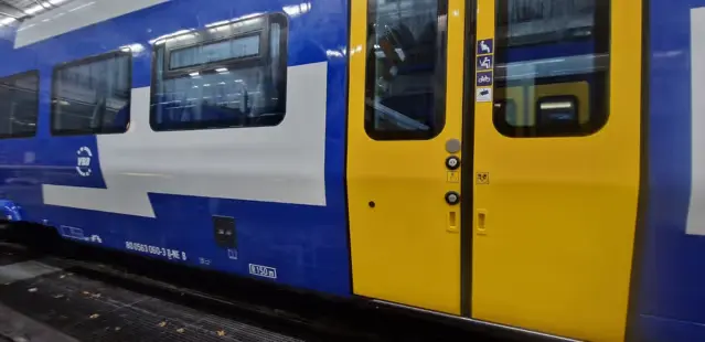 Wagon po usunięciu graffiti — czysty lakier bez tagów