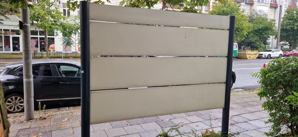 Tablica po myciu — czyste panele bez nalotu i tagów